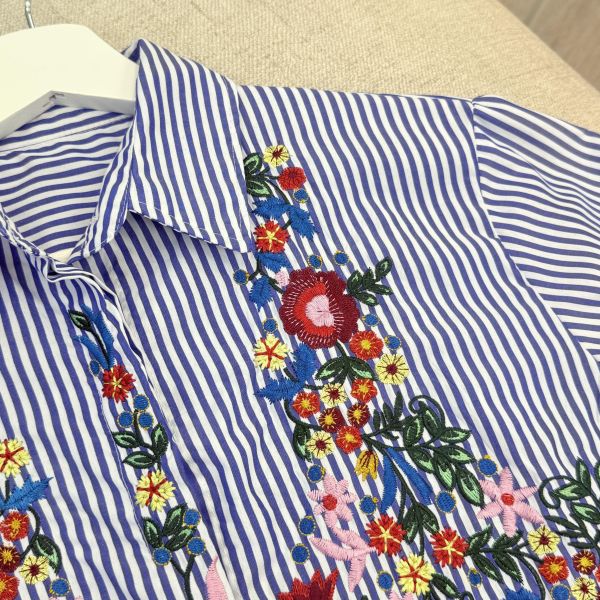 日系古著藍白條紋花襯衫 女上衣 / 二手女裝 / 穿搭/落肩設計 /寬鬆長版 / 慵懶隨性風/寬鬆 / Oversize /正常版 / 層次穿搭/日系清新風 /復古古著風/襯衫