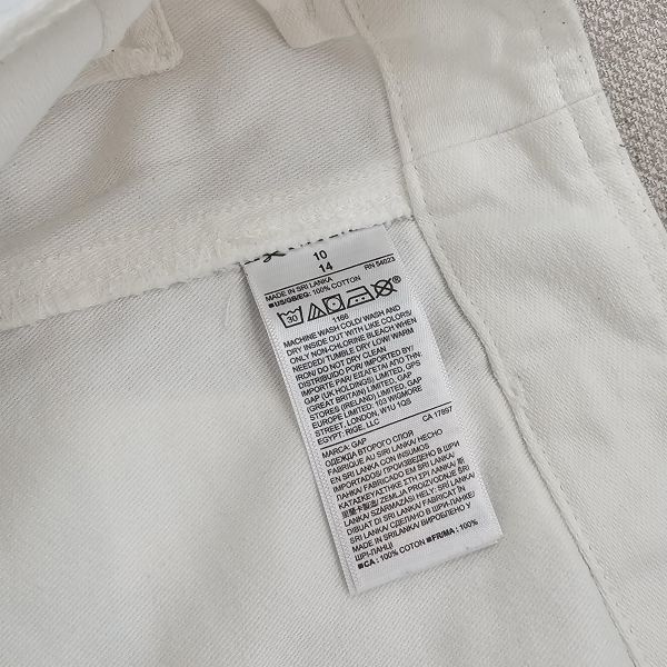 白色高腰排扣顯瘦短褲 二手女裙褲 / 長裙短裙 / 長褲短褲 / 穿搭推薦 / 高CP服飾