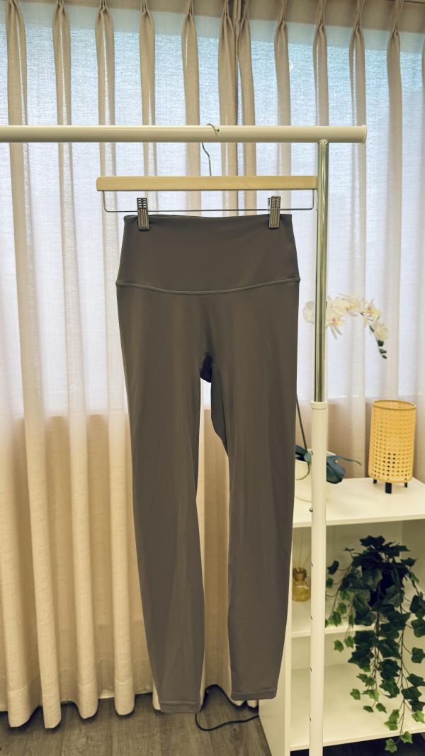 鐵灰色瑜珈褲 二手女裙褲,長裙,短裙,長褲,短褲,穿搭推薦,高CP服飾,洋裝,吊帶褲,吊帶裙 適合日常 /運動/瑜珈/健身/皮拉提斯