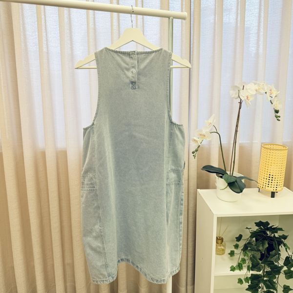 小清新牛仔吊帶裙 二手女裙褲 / 長裙短裙 / 長褲短褲 / 穿搭推薦 / 高CP服飾/慵懶隨性風/貼身 /合身/短版 / 韓系簡約寬鬆風 / 甜美減齡少女風/吊帶褲