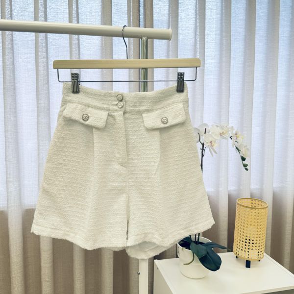 小香風白色名媛款短褲 二手女裙褲,長裙,短裙,長褲,短褲,穿搭推薦,高CP服飾,洋裝,吊帶褲,吊帶裙