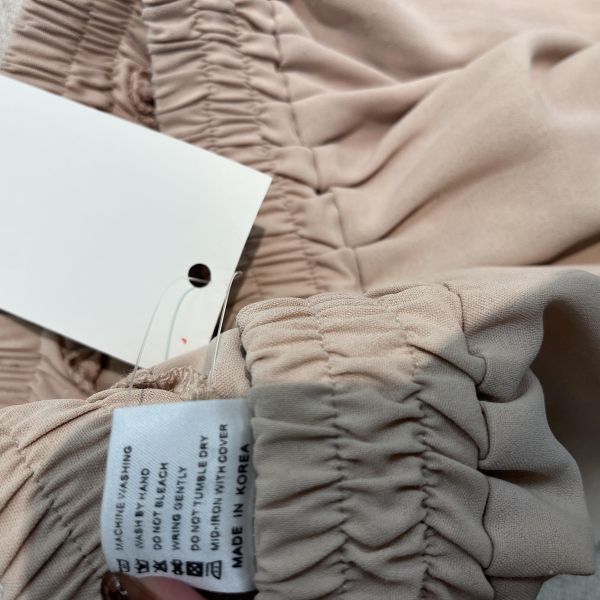 米色休閒短褲 二手女褲,二手女裝,短褲,穿搭推薦,高CP服飾,運動短褲,休閒短褲,運動風穿搭,睡褲,休閒穿搭