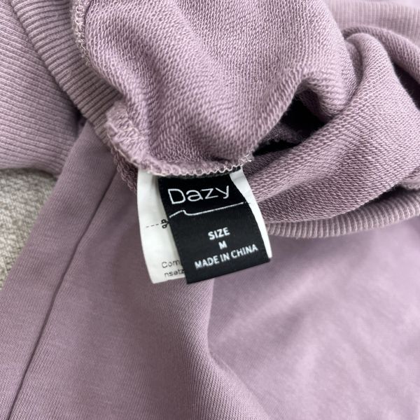 紫短版大學T 女上衣,二手女裝,穿搭,上衣,短版上衣,冬日上衣,冬日穿搭,溫柔系穿搭,韓系上衣,韓系穿搭,日常穿搭