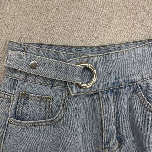 淺藍色牛仔短褲 二手女裙褲,長裙,短裙,長褲,短褲,穿搭推薦,高CP服飾,洋裝,吊帶褲,吊帶裙