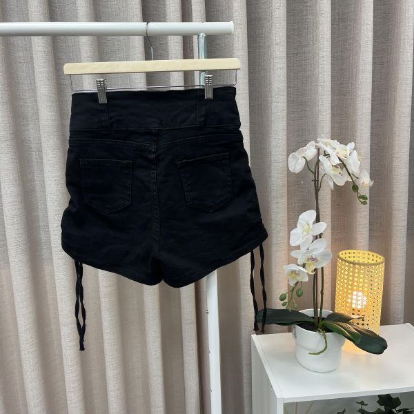高腰A字黑褲 二手女裙褲,短褲,穿搭推薦,高CP服飾,熱褲,高腰短褲,黑色短褲,夏日穿搭,日常穿搭,休閒服飾,美式街頭風,抽繩設計