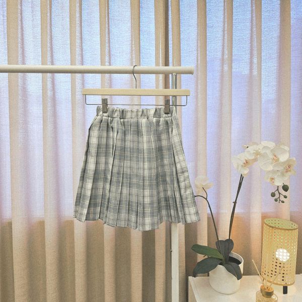 鬆緊腰藍格子安全褲百褶裙 二手女裙褲 / 長裙短裙 / 長褲短褲 / 穿搭推薦 / 高CP服飾