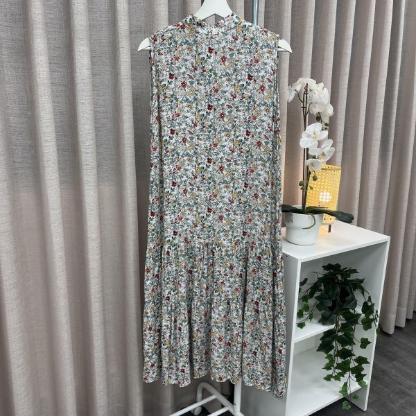 可愛碎花無袖長洋裝 二手女裙褲,長裙短裙,穿搭推薦,高CP服飾,復古穿搭,田園風,夏日穿搭,出遊穿搭,野餐穿搭,質感長裙,蛋糕裙