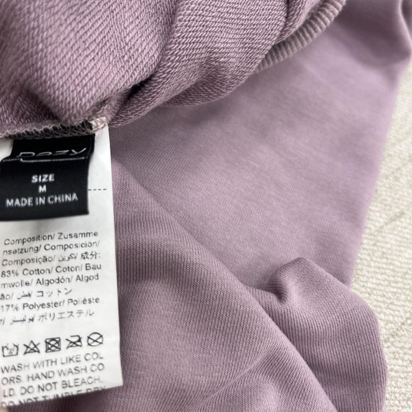 紫短版大學T 女上衣,二手女裝,穿搭,上衣,短版上衣,冬日上衣,冬日穿搭,溫柔系穿搭,韓系上衣,韓系穿搭,日常穿搭