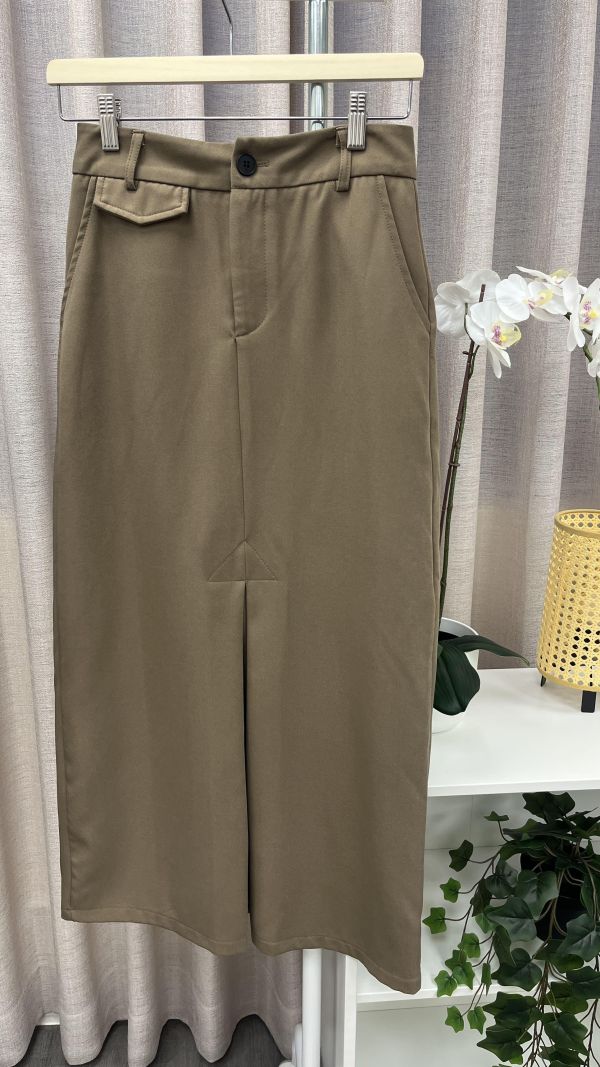 卡其色通勤西裝裙 二手女裙褲 / 長裙短裙 / 長褲短褲 / 穿搭推薦 / 高CP服飾/直筒/A字/寬鬆 / 綁帶設計 / 寬鬆直筒 / 開衩設計