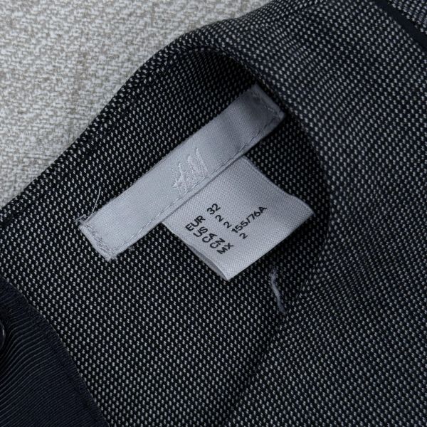 氣質款灰色修身線條感洋裝 二手女裙褲 / 長裙短裙 / 長褲短褲 / 穿搭推薦 / 高CP服飾/貼身 /合身 / 無袖 /洋裝 /包臀裙 / 收腰 / 溫柔氣質風 / 短版＋貼身辣妹風 /極簡質感風  / OL俐落通勤風