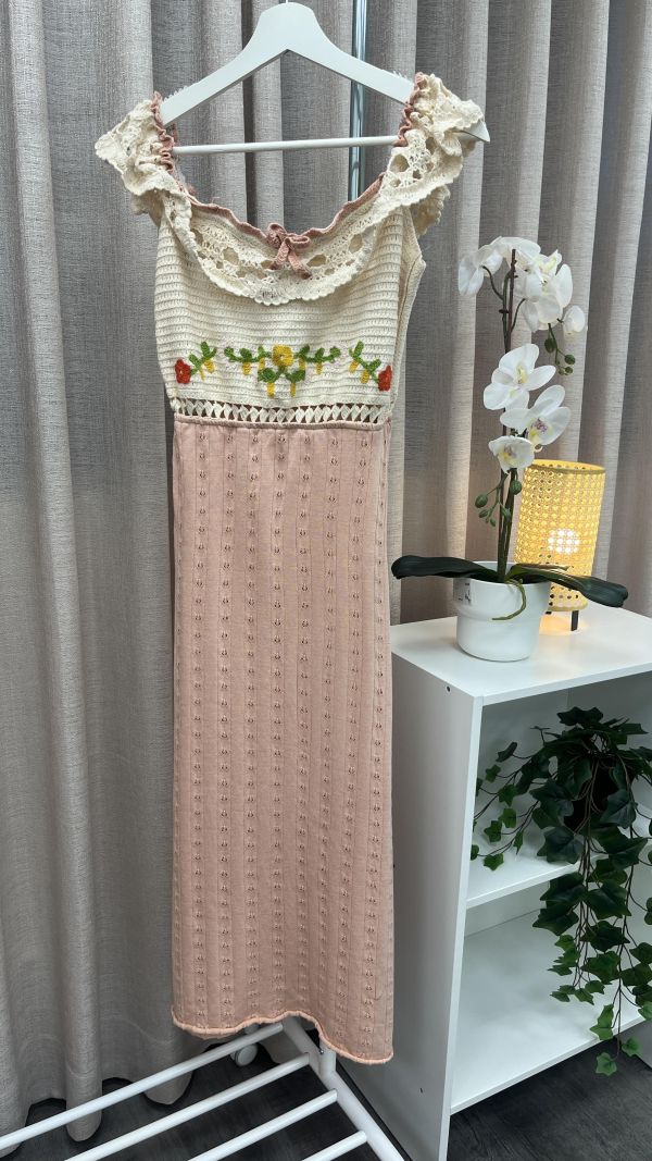 粉針織可愛長洋裝 二手女裙褲 / 長裙短裙/ 穿搭推薦 / 高CP服飾/春日穿搭/復古田園風/甜美服飾/粉色長裙/可愛穿搭/出遊穿搭
