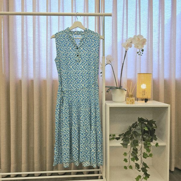藍無袖薄款印花洋裝 二手女裙褲 / 長裙短裙 / 長褲短褲 / 穿搭推薦 / 高CP服飾