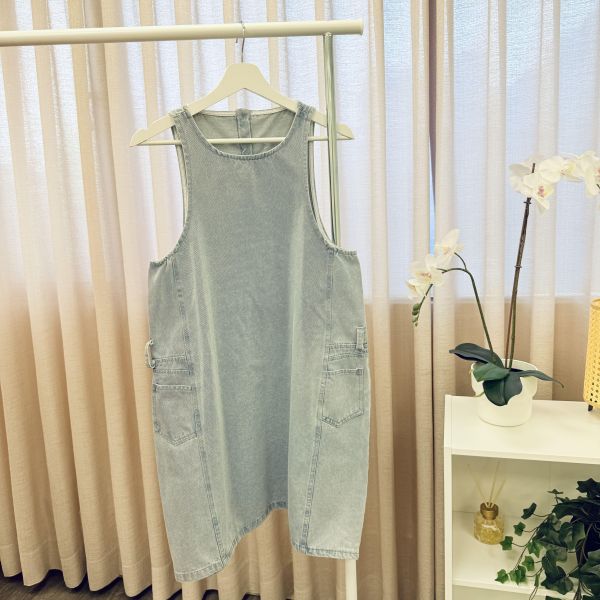 小清新牛仔吊帶裙 二手女裙褲 / 長裙短裙 / 長褲短褲 / 穿搭推薦 / 高CP服飾/慵懶隨性風/貼身 /合身/短版 / 韓系簡約寬鬆風 / 甜美減齡少女風/吊帶褲