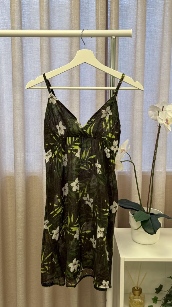 碎花綠吊帶連衣短裙 二手女裙 / 短裙/ 穿搭推薦 / 高CP服飾/吊帶裙/短洋裝/度假/夏日/出遊/碎花