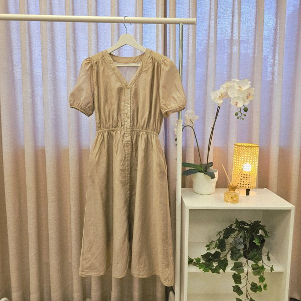 棕澎袖排釦短袖洋裝 二手女裙褲 / 長裙短裙 / 長褲短褲 / 穿搭推薦 / 高CP服飾