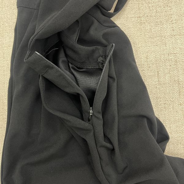 簡約風黑色百搭吊帶褲 二手女裙褲 / 長裙短裙 / 長褲短褲 / 穿搭推薦 / 高CP服飾 /窄管 / 寬鬆 / 正常版 / 韓系簡約寬鬆風 / 日系清新風 / 溫柔氣質風 /慵懶隨性風 /吊帶褲