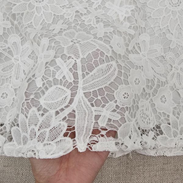 白簍空蕾絲短袖洋裝 二手女裙褲 / 長裙短裙 / 長褲短褲 / 穿搭推薦 / 高CP服飾