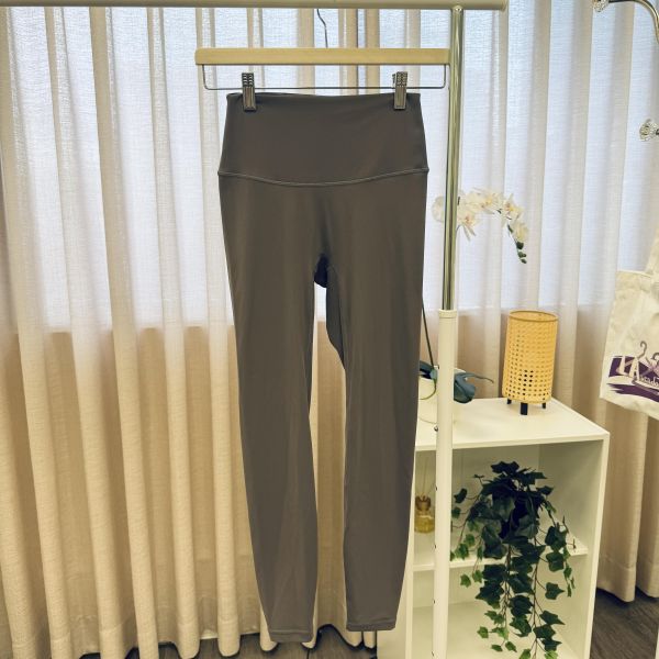 鐵灰色瑜珈褲 二手女裙褲,長裙,短裙,長褲,短褲,穿搭推薦,高CP服飾,洋裝,吊帶褲,吊帶裙 適合日常 /運動/瑜珈/健身/皮拉提斯