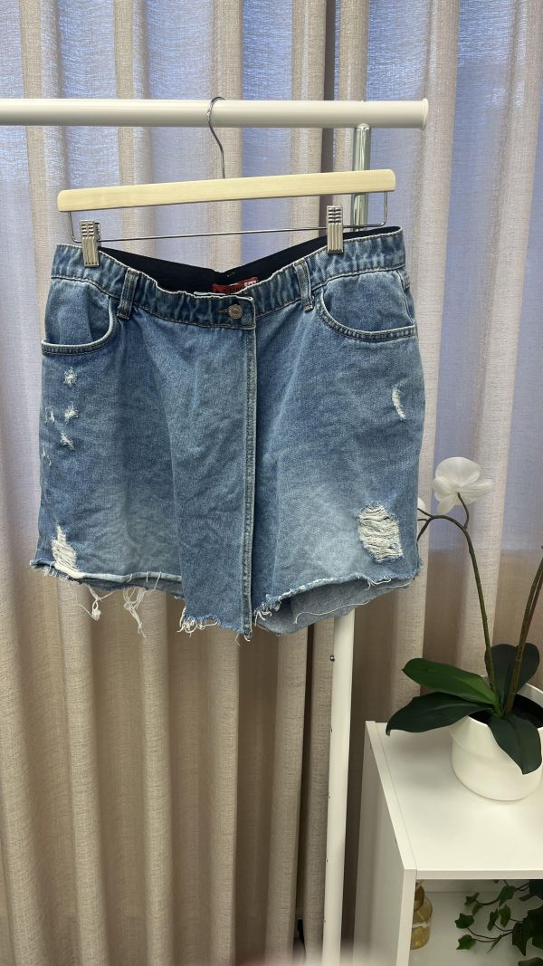 刷破牛仔短褲裙 二手女裙褲,褲裙,穿搭推薦,高CP服飾,短褲裙,帥氣褲裙,夏日穿搭,美式穿搭,牛仔褲裙
