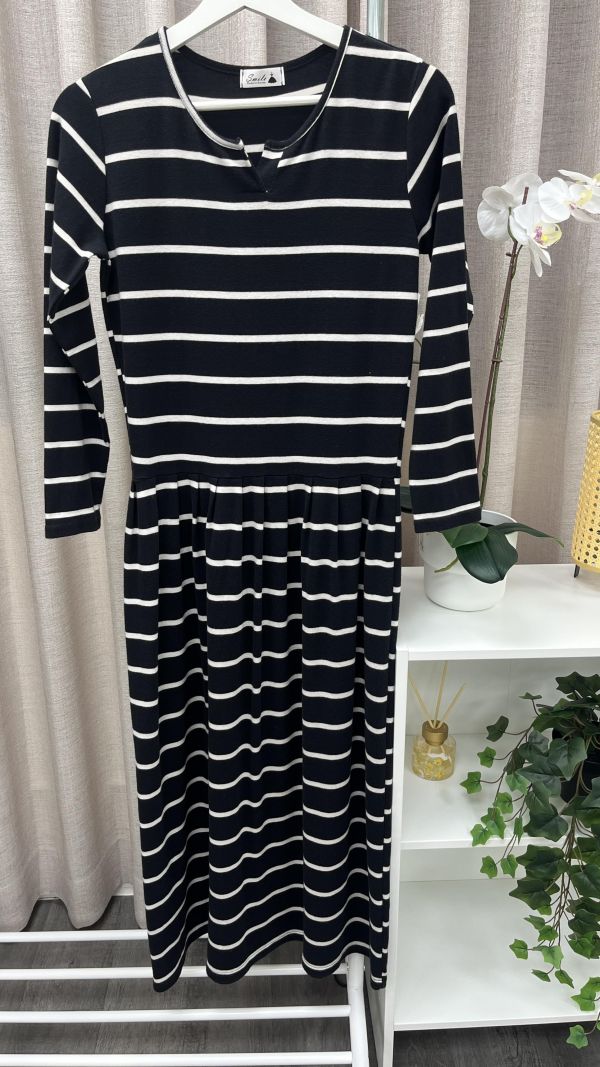黑白條紋休閒風連身洋裝 二手女裙褲 / 長裙短裙 / 長褲短褲 / 穿搭推薦 / 高CP服飾 /貼身 /合身 /洋裝 /韓系簡約寬鬆風 / 溫柔氣質風 / 慵懶隨性風 / 極簡質感風 /洋裝 /連身裙