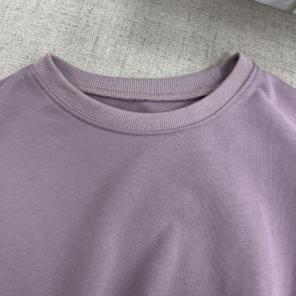 紫短版大學T 女上衣,二手女裝,穿搭,上衣,短版上衣,冬日上衣,冬日穿搭,溫柔系穿搭,韓系上衣,韓系穿搭,日常穿搭