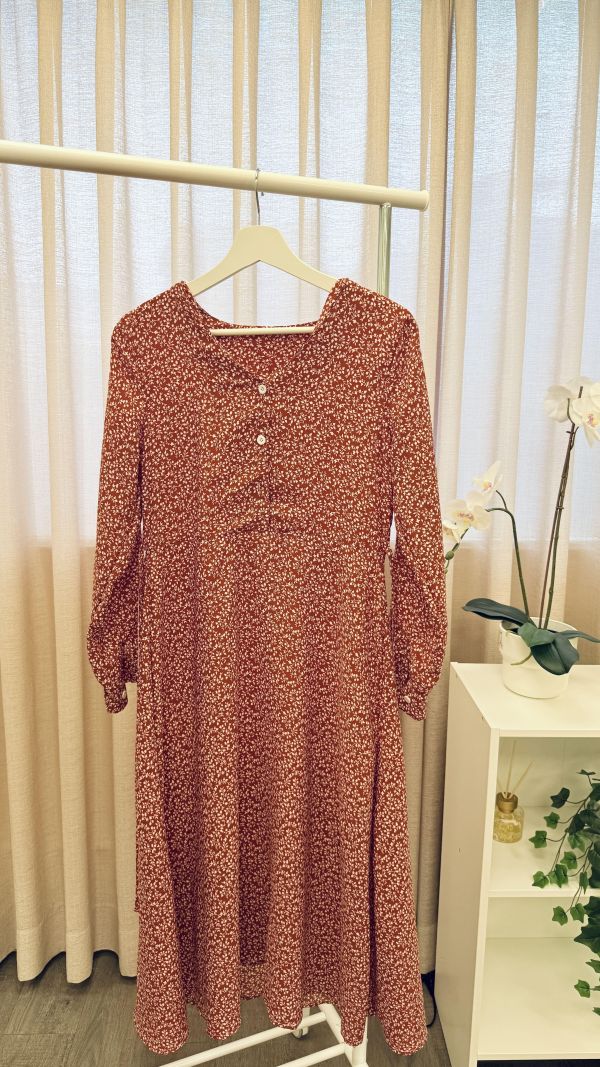 紅色碎花洋裝 二手女裙褲 / 長裙短裙 / 長褲短褲 / 穿搭推薦 / 高CP服飾/寬鬆長版 / 寬鬆 /長版/洋裝/收腰 /日系清新風