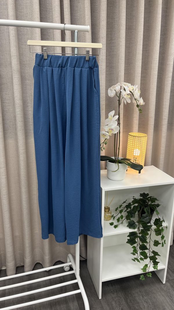 寶藍色休閒褲 二手女裙褲 / 長褲短褲 / 穿搭推薦 / 高CP服飾/藍色系穿搭/休閒穿搭/舒適好穿/闊腿褲/垂墜感穿搭藍色長褲/湖水藍長褲