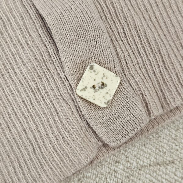 淺卡其七分袖菱型排釦上衣 女上衣 / 二手女裝 / 穿搭