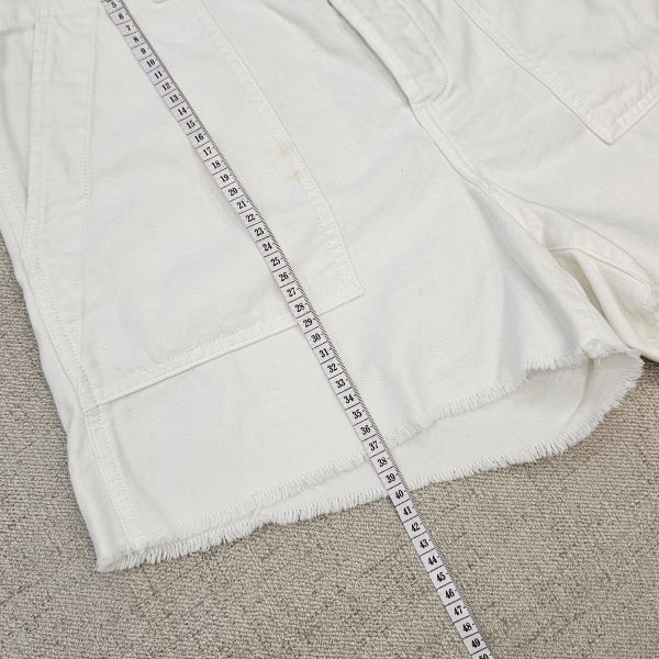 白色高腰排扣顯瘦短褲 二手女裙褲 / 長裙短裙 / 長褲短褲 / 穿搭推薦 / 高CP服飾