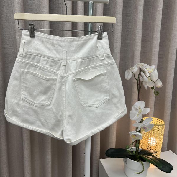 白色高腰短牛仔 二手女裙褲,長裙,短裙,長褲,短褲,穿搭推薦,高CP服飾,洋裝,吊帶褲,吊帶裙 白色 牛仔褲 高腰 排扣