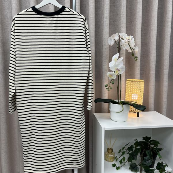 黑白條紋連身休閒裙 二手女裙褲,長裙,短裙,穿搭推薦,高CP服飾,洋裝,休閒裙 連身裙