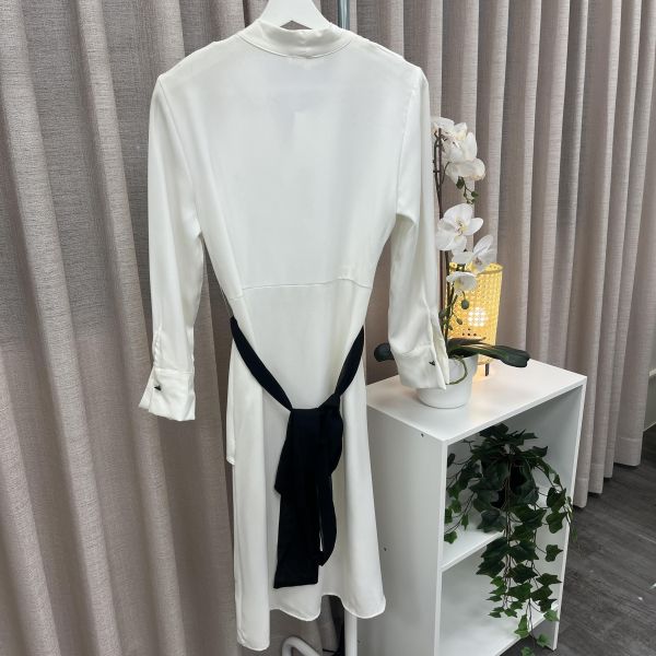 拜色氣質排釦綁帶長裙 二手女裙褲,長裙短裙,穿搭推薦,高CP服飾,正式衣服,面試穿搭,正式穿搭,約會穿搭,簡約穿搭,長裙,白色裙子