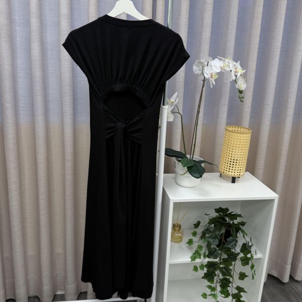 黑色小性感背後簍空日常長裙 二手女裙褲 / 長裙短裙 / 長褲短褲 / 穿搭推薦 / 高CP服飾/貼身 /合身 / 合肩 / 長版/洋裝/ A字 /包臀裙 / 收腰/ 韓系簡約寬鬆風 / 溫柔氣質風