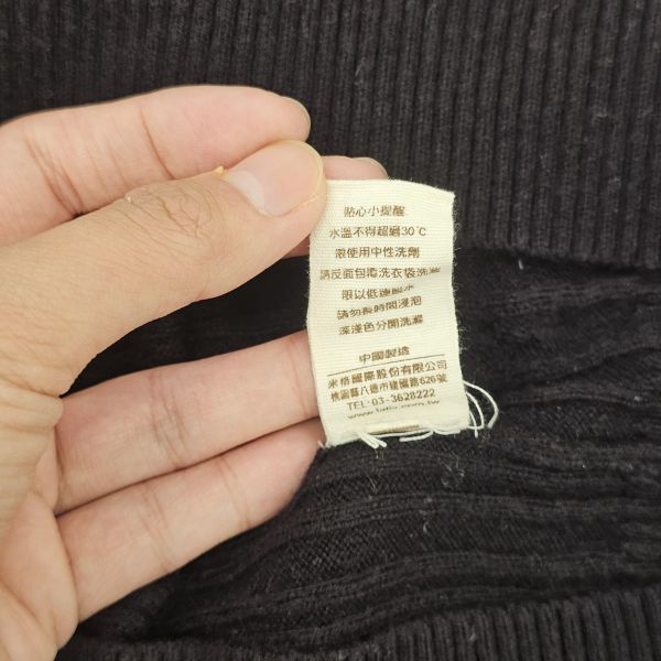 黑V領修身麻花毛衣 女上衣 / 二手女裝 / 穿搭