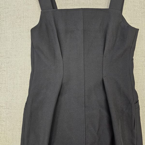 黑無袖排釦洋裝 二手女裙褲 / 長裙短裙 / 長褲短褲 / 穿搭推薦 / 高CP服飾