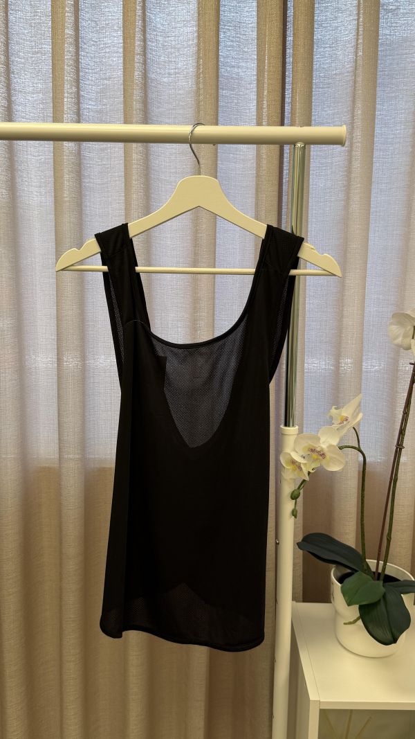 黑色透氣網眼交叉運動背心 女上衣 / 二手女裝 / 穿搭