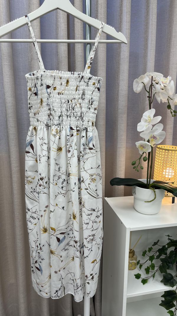 白花印花小清新夏日洋裝 二手女裙褲,長裙,短裙,長褲,短褲,穿搭推薦,高CP服飾,洋裝,吊帶褲,吊帶裙 小清新 夏天洋裝