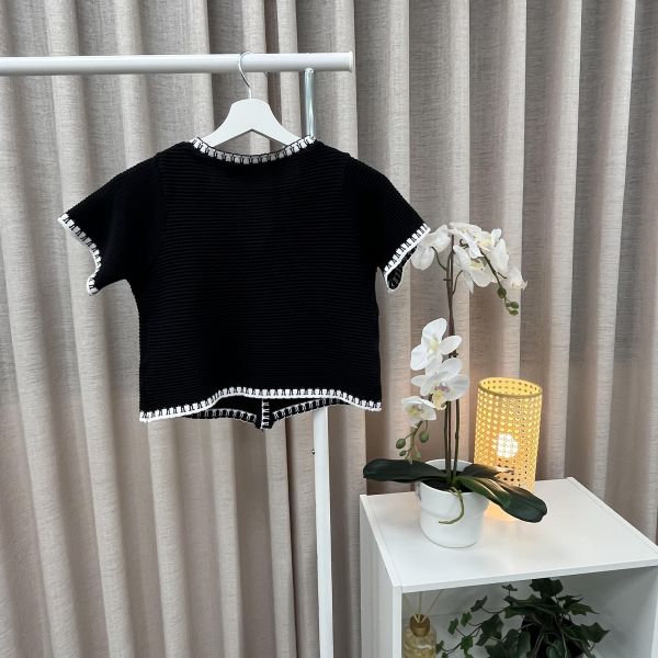 小香風黑針織短上衣 女上衣,二手女裝,穿搭,上衣,針織短上衣,黑色短上衣,小香風,氣質穿搭,約會穿搭,優雅穿搭,正式服裝