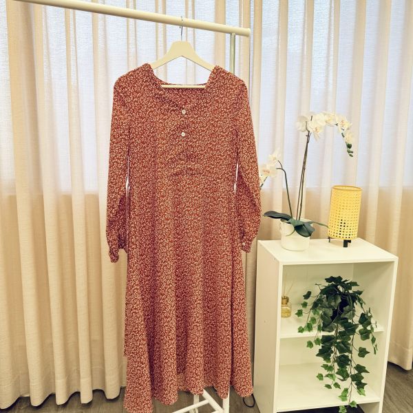 紅色碎花洋裝 二手女裙褲 / 長裙短裙 / 長褲短褲 / 穿搭推薦 / 高CP服飾/寬鬆長版 / 寬鬆 /長版/洋裝/收腰 /日系清新風