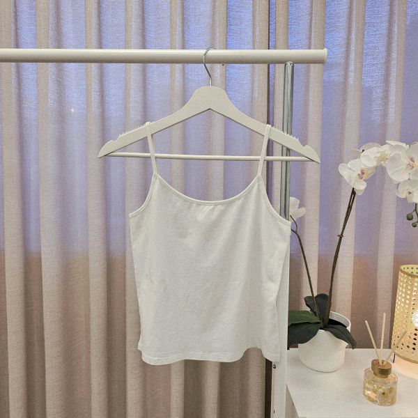 簡約又百搭白細肩背心 女上衣 / 二手女裝 / 穿搭
