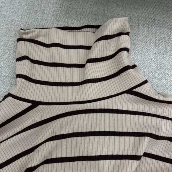 條紋高領短版T 女上衣,二手女裝,穿搭,上衣,條紋長袖,條紋上衣,高領長袖,高領上衣,高領冬衣,冬日穿搭,韓系穿搭,溫柔穿搭,氣質穿搭,短版上衣,短版長袖