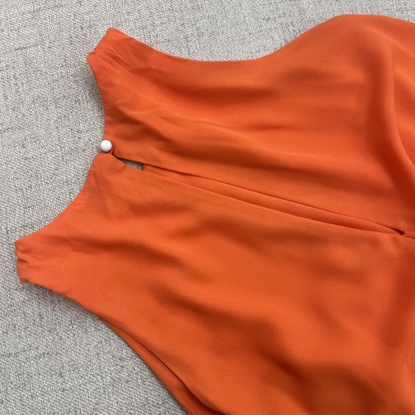 亮橘無袖長禮服 二手女裙褲 / 長裙短裙 /  穿搭推薦 / 高CP服飾/海邊穿搭/夏日穿搭/出遊穿搭/亮眼禮服/禮服/氣質穿搭