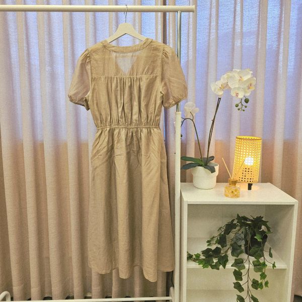 棕澎袖排釦短袖洋裝 二手女裙褲 / 長裙短裙 / 長褲短褲 / 穿搭推薦 / 高CP服飾