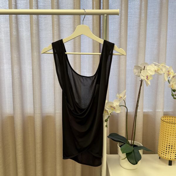 黑色透氣網眼交叉運動背心 女上衣 / 二手女裝 / 穿搭