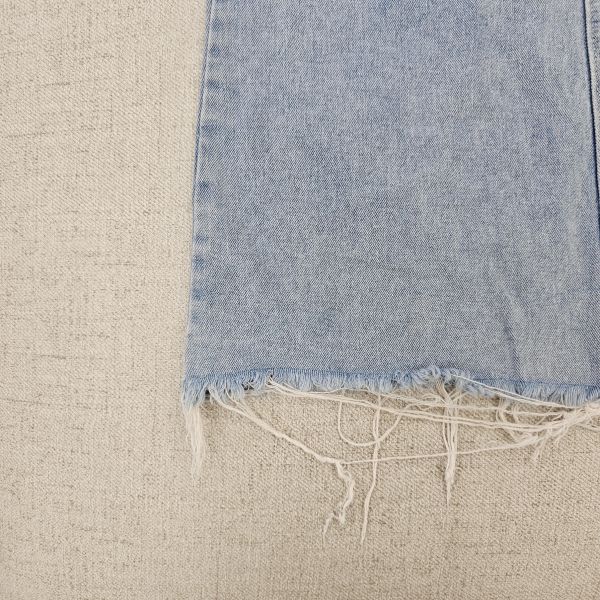 淺牛仔刷破側開衩長裙 二手女裙褲 / 長裙短裙 / 長褲短褲 / 穿搭推薦 / 高CP服飾