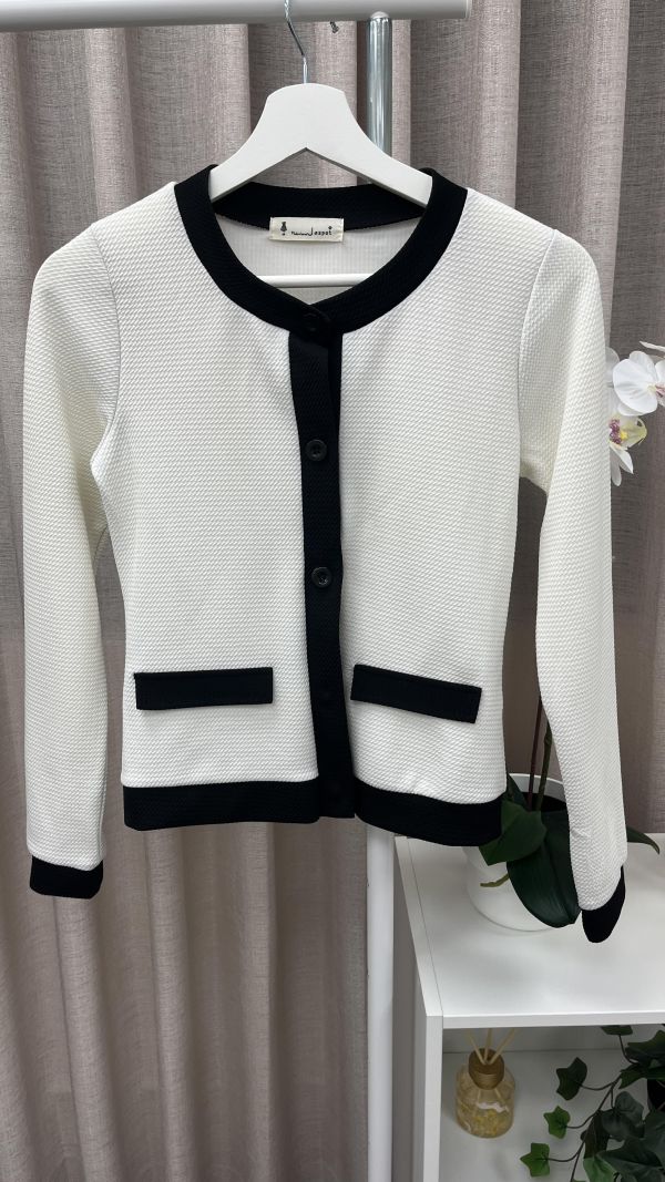 氣質款白色約會百搭小外套 女上衣 / 二手女裝 / 穿搭/貼身 /合身 /  合肩 / 短版 /合身剪裁 / 短版外套/約會穿搭