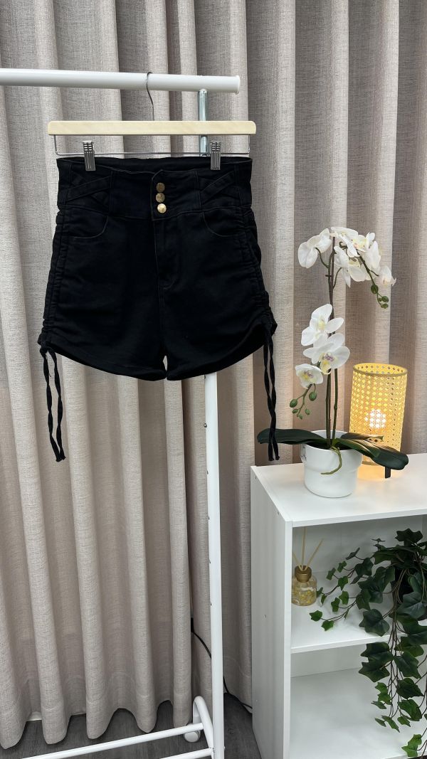 高腰A字黑褲 二手女裙褲,短褲,穿搭推薦,高CP服飾,熱褲,高腰短褲,黑色短褲,夏日穿搭,日常穿搭,休閒服飾,美式街頭風,抽繩設計