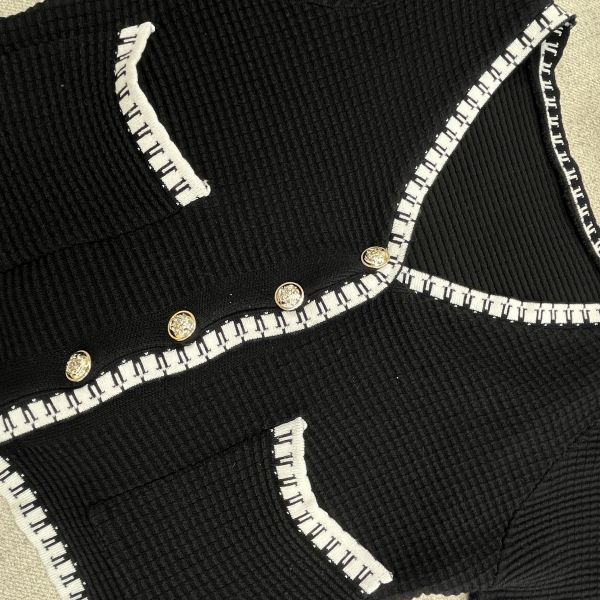 小香風黑針織短上衣 女上衣,二手女裝,穿搭,上衣,針織短上衣,黑色短上衣,小香風,氣質穿搭,約會穿搭,優雅穿搭,正式服裝