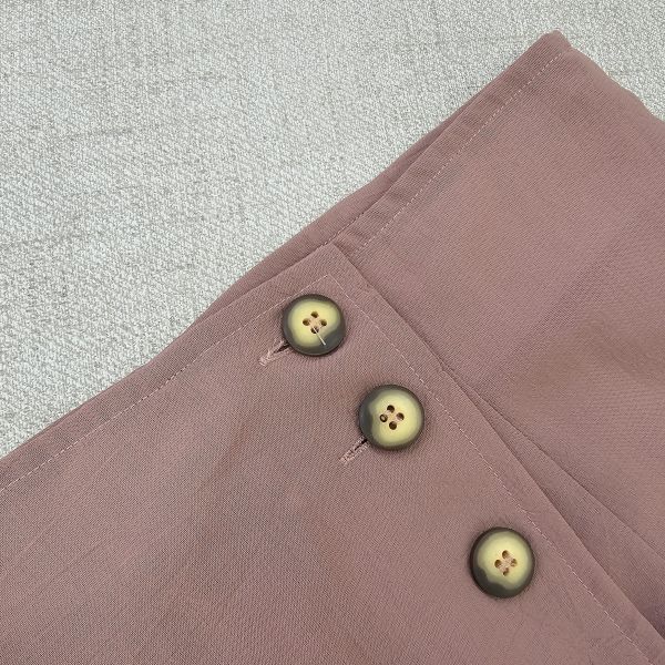 粉雙釦排釦褲裙 二手女裙褲 / 長裙短裙 / 長褲短褲 / 穿搭推薦 / 高CP服飾