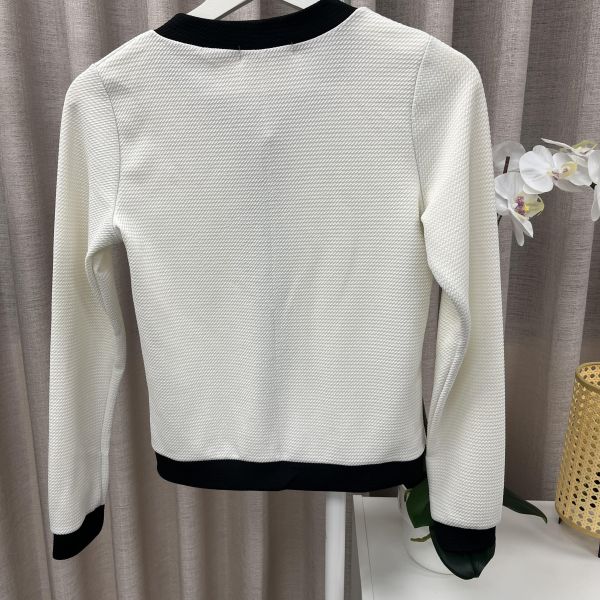 氣質款白色約會百搭小外套 女上衣 / 二手女裝 / 穿搭/貼身 /合身 /  合肩 / 短版 /合身剪裁 / 短版外套/約會穿搭